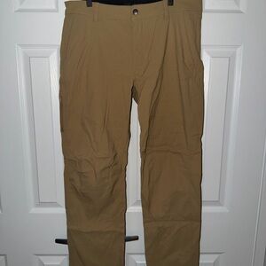 Columbia Men's Cargo Pants in Tan